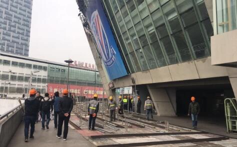 今夏，阿森纳就曾尝试引进道格拉斯-路易斯，但没有成功，英格兰媒体已经表示，阿森纳未来还会再次尝试签下他，甚至可能在冬窗就再次报价。